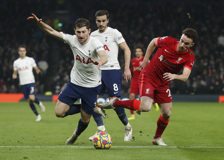 Robertson kiến tạo, ghi bàn và lãnh thẻ đỏ, Liverpool bị Tottenham cầm chân - Ảnh 3.