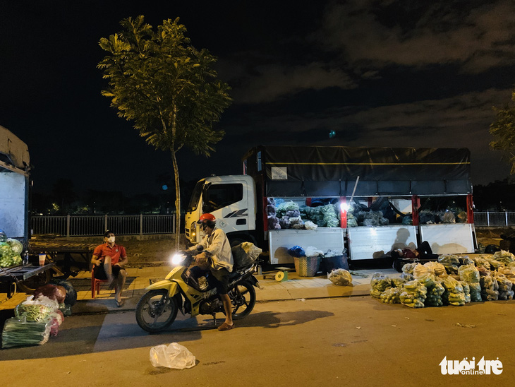 Bị chợ tự phát bao vây, tiểu thương chợ đầu mối lớn nhất nước bức xúc - Ảnh 2.