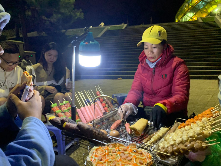 Một quầy bánh tráng trộn ở quảng trường Lâm Viên, TP Đà Lạt - Ảnh: HOÀNG AN