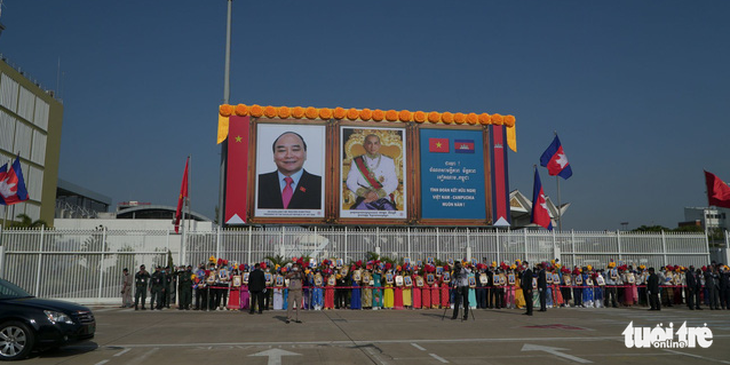 Người dân Campuchia và bà con kiều bào đón Chủ tịch nước tại sân bay quốc tế Phnom Penh - Ảnh 5.
