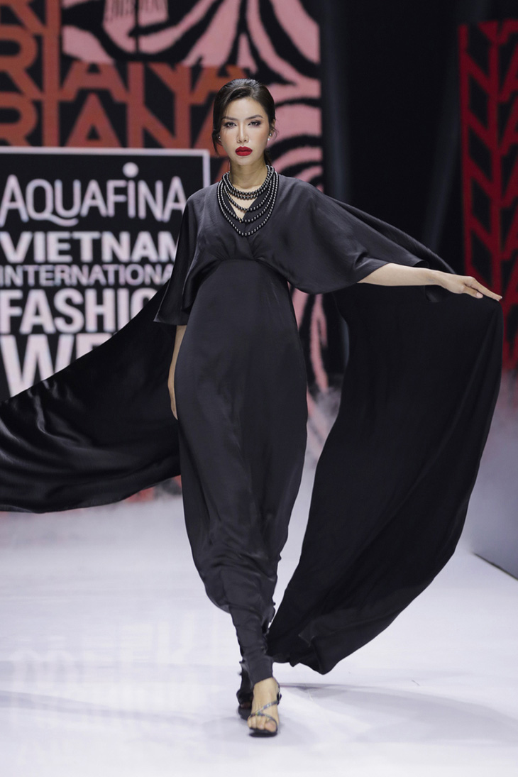 ​Thanh Hằng, Khánh Vân, Phương Khánh, Minh Tú diễn mở màn Tuần lễ thời trang quốc  tế Việt Nam 2021 - Ảnh 4.
