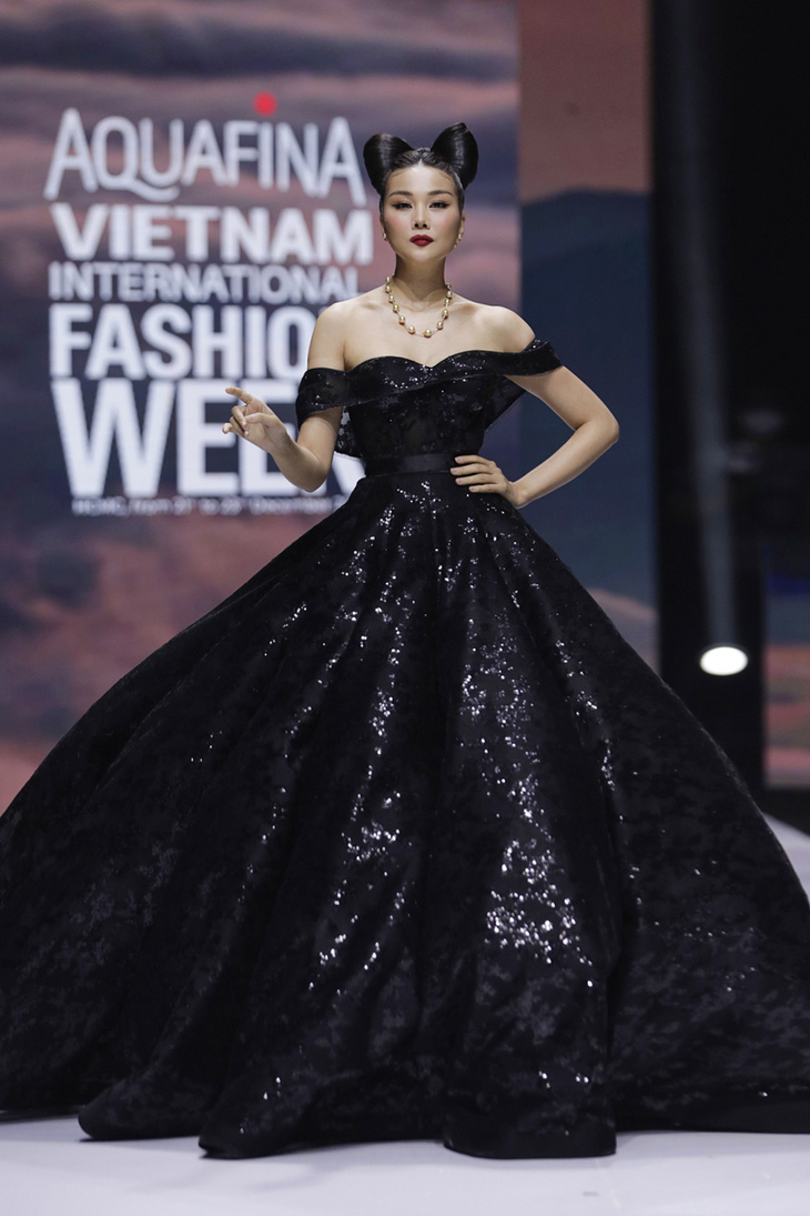 ​Thanh Hằng, Khánh Vân, Phương Khánh, Minh Tú diễn mở màn Tuần lễ thời trang quốc  tế Việt Nam 2021 - Ảnh 6.