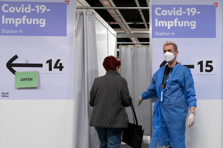 Áo tuyển nhân viên tìm phạt người chưa tiêm vắc xin COVID-19, lương hơn 3.000 USD/tháng - Ảnh 1.
