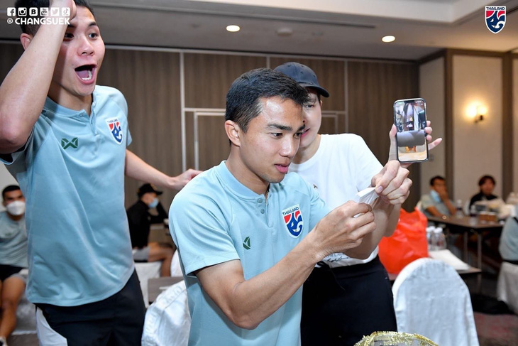 Cầu thủ Thái được tặng iPhone 13 và đồng hồ Rolex trước trận đấu với Việt Nam - Ảnh 1.
