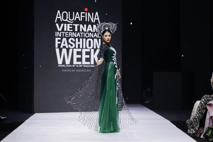 Nhà thiết kế Minh Châu thổi hơi thở hiện đại vào áo dài truyền thống - Ảnh 1.
