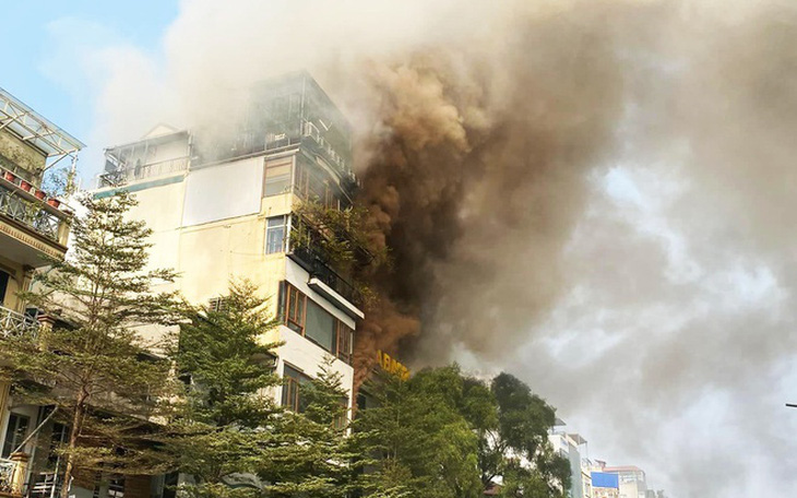 Cháy nhà 2 tầng trên phố Tôn Đức Thắng, lan sang phòng giao dịch ngân hàng bên cạnh