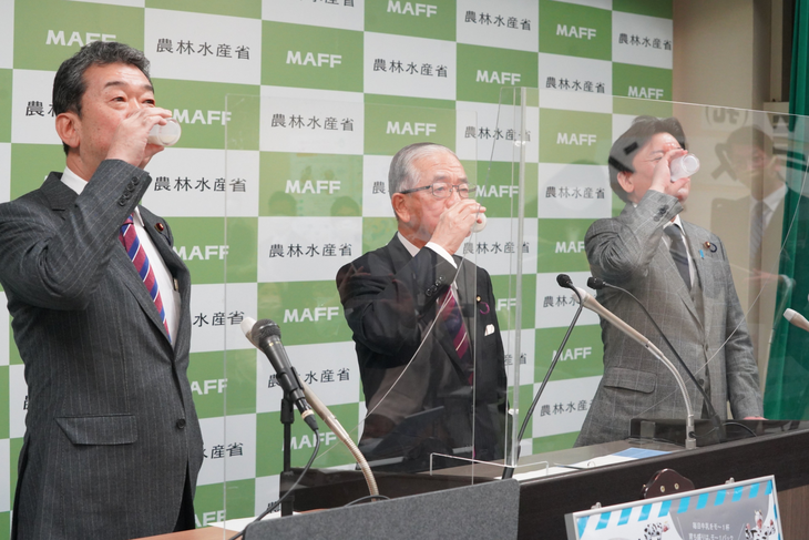 Thủ tướng Nhật Bản kêu gọi toàn dân tăng cường uống sữa - Ảnh 1.
