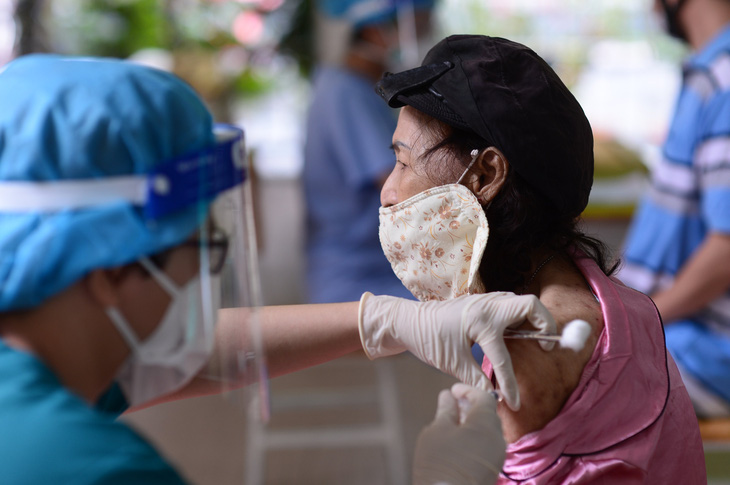 TP.HCM vận động 24.420 người thuộc nhóm nguy cơ đi tiêm vắc xin - Ảnh 1.
