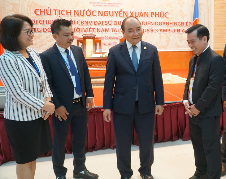 Chủ tịch nước gặp gỡ bà con, doanh nghiệp tại Campuchia: Nhiều triển vọng đầu tư - Ảnh 1.