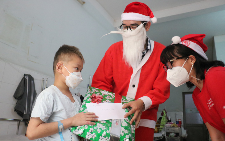 Giáng sinh của 100 trẻ đang điều trị COVID-19: Đồ bảo hộ hóa thân thành 