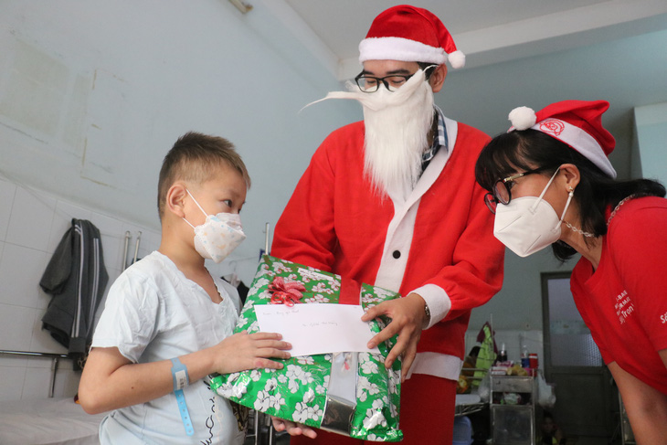 Giáng sinh của 100 trẻ đang điều trị COVID-19: Đồ bảo hộ hóa thân thành bà già Noel - Ảnh 8.