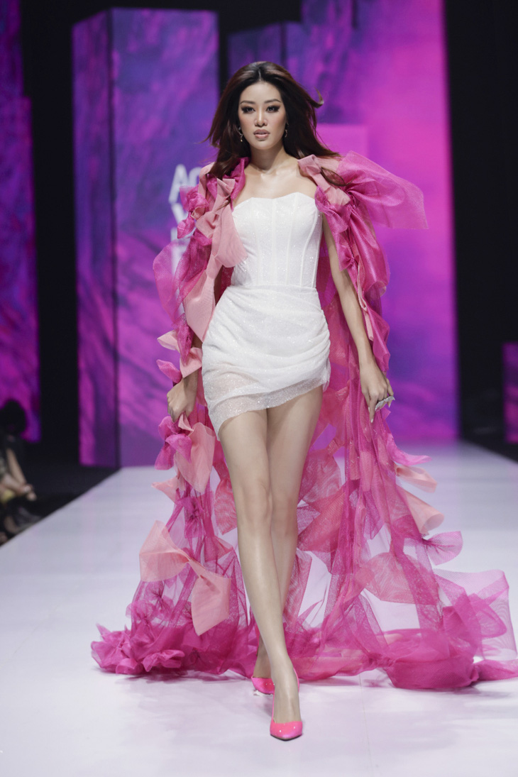 Hoa hậu, á hậu, siêu mẫu hội ngộ trong bộ sưu tập của Ivan Trần, Lê Long Dũng - Ảnh 2.