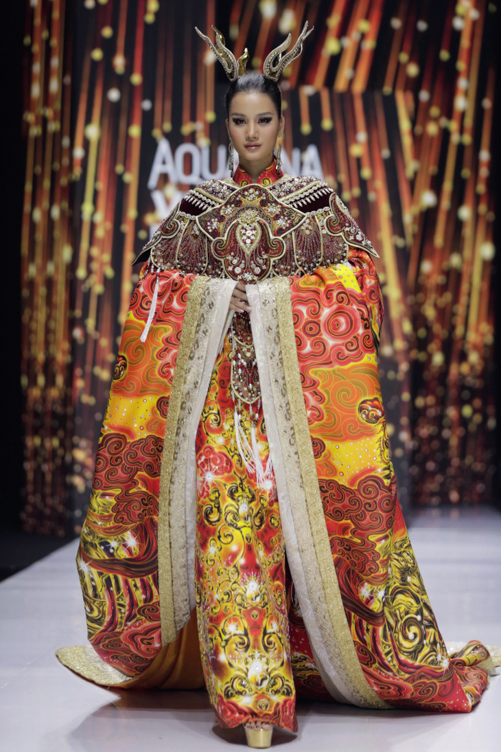 Hoa hậu, á hậu, siêu mẫu hội ngộ trong bộ sưu tập của Ivan Trần, Lê Long Dũng - Ảnh 11.