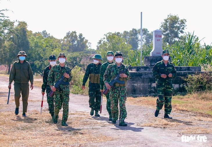 Canh dịch vùng biên giới cửa khẩu Mộc Bài - Ảnh 2.