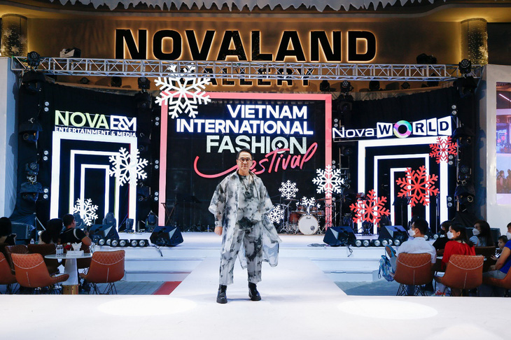 Thành Lộc cùng các người mẫu trình diễn tuần lễ Lễ hội thời trang quốc tế Việt Nam  - Ảnh 2.