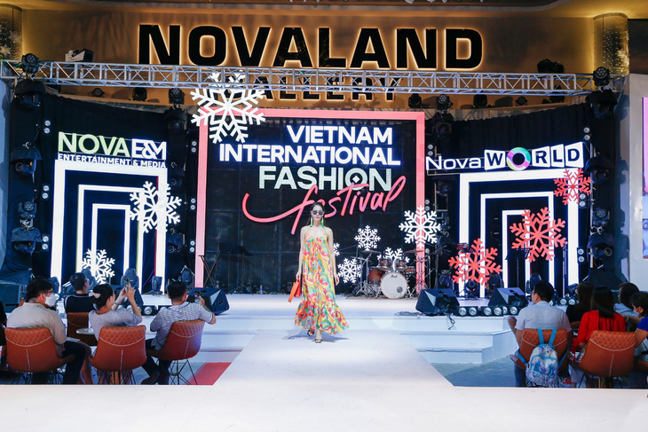 Thành Lộc cùng các người mẫu trình diễn tuần lễ Lễ hội thời trang quốc tế Việt Nam  - Ảnh 5.