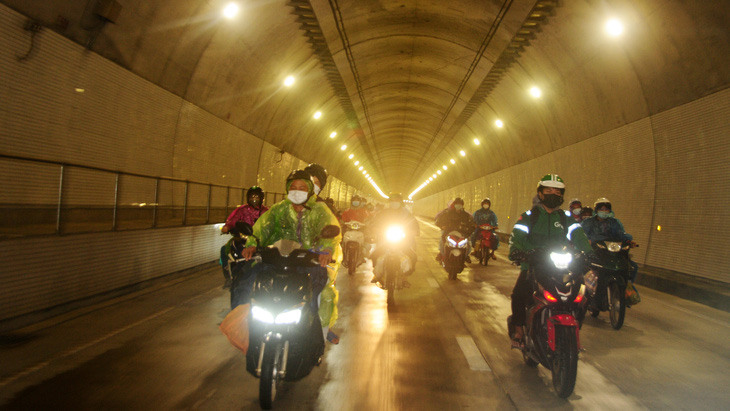 Hầm Hải Vân - chuyện chưa kể đào con hầm dài nhất VN - Kỳ 4: Xe bon bon xuyên lòng núi Hải Vân - Ảnh 1.