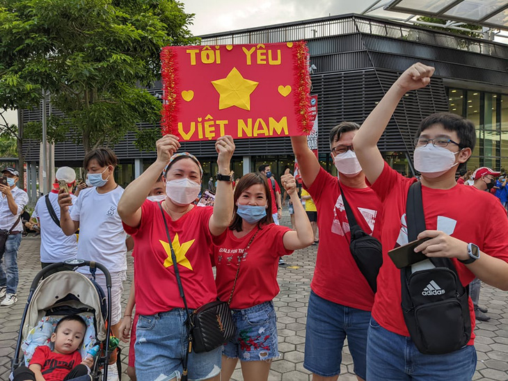 CĐV Việt Nam áp đảo CĐV Thái Lan, tin tưởng đội nhà vào chung kết - Ảnh 1.