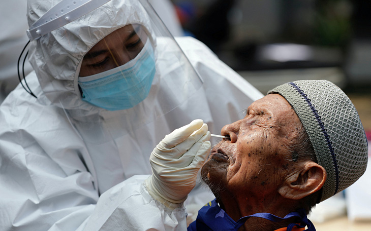 Phát hiện ca nhiễm Omicron cộng đồng đầu tiên, Indonesia tức tốc truy vết