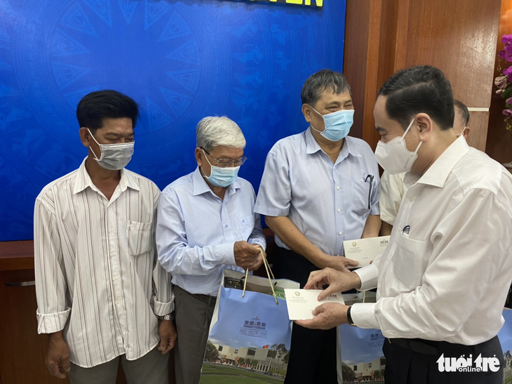 Ông Trần Thanh Mẫn trao tặng 1 tỉ đồng và 20 phần quà cho gia đình chính sách ở An Giang - Ảnh 1.