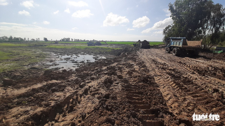 Báo động tình trạng khai thác đất mặt trái phép tràn lan tại Tân Lập - Ảnh 1.