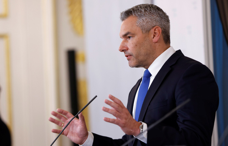 Bộ trưởng Nội vụ Áo tiếp quản vị trí thủ tướng - Ảnh 1.