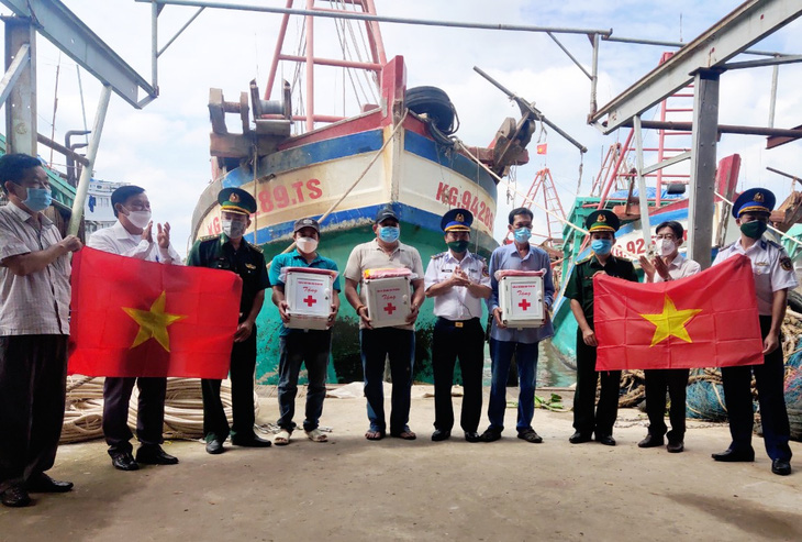 Bộ tư lệnh Vùng cảnh sát biển 4 trao quà yêu thương cho ngư dân và trò nghèo - Ảnh 2.