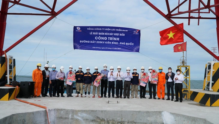 Kéo dây vượt biển công trình 220kV Kiên Bình - Phú Quốc - Ảnh 1.