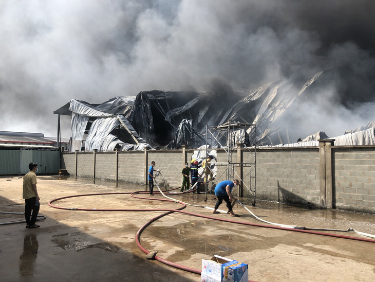 Cháy xưởng sản xuất tôn rộng hàng ngàn mét vuông ở Củ Chi - Ảnh 3.