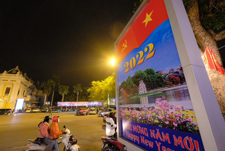 Không bắn pháo hoa, đếm ngược đón năm mới: Phố phường Hà Nội vắng vẻ như ngày thường - Ảnh 5.