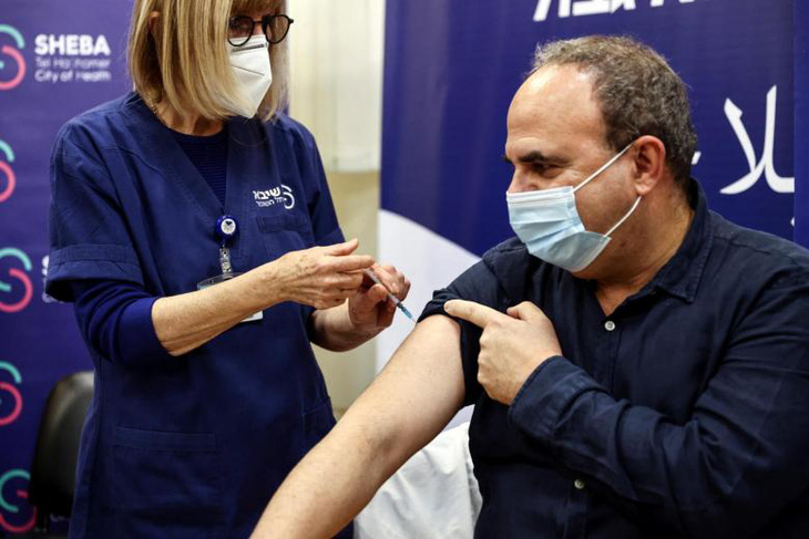 Israel phê duyệt liều vắc xin thứ tư cho người dễ tổn thương - Ảnh 1.