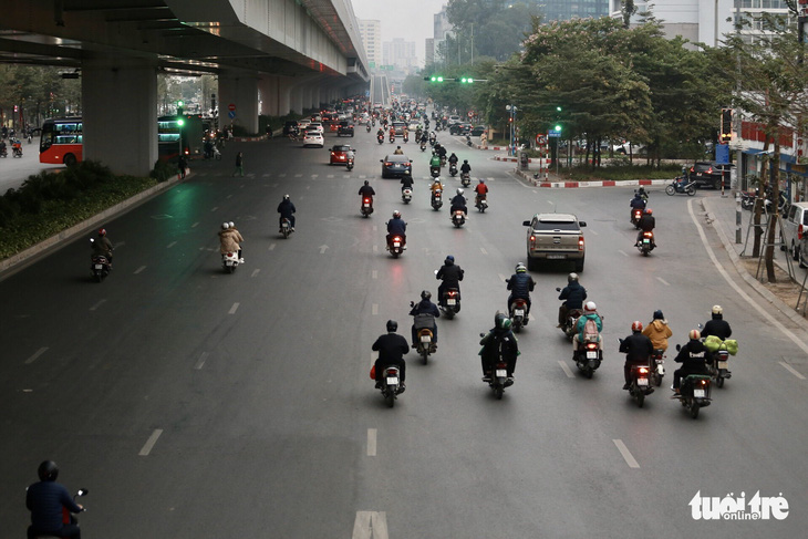 Ngày cuối năm 2021: Đường vào trung tâm Hà Nội kẹt cứng, đường ra bến xe vắng tanh - Ảnh 6.