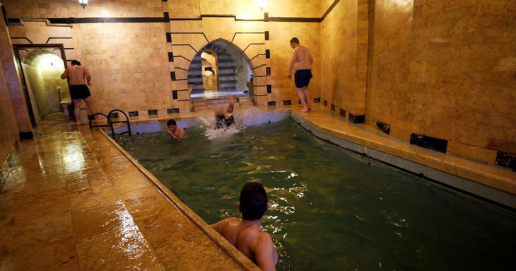 Dịch vụ tắm xông hơi ở Aleppo hút khách nhờ khủng hoảng năng lượng - Ảnh 1.