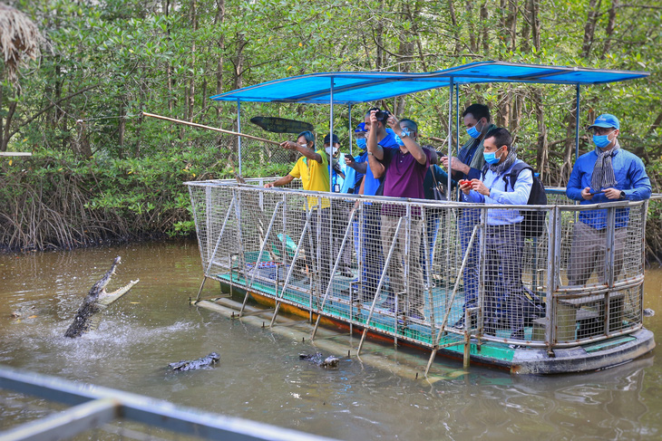 Đoàn du khách nước ngoài thích thú đi xuồng, câu cá sấu ở Cần Giờ - Ảnh 6.