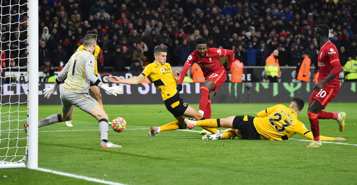Thắng nghẹt thở Wolverhampton ở phút 90+5, Liverpool vươn lên đầu bảng - Ảnh 2.
