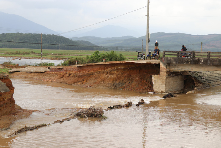 Hệ thống thủy lợi lớn nhất Phú Yên bị lũ phá hỏng nặng nhất trong 89 năm - Ảnh 2.