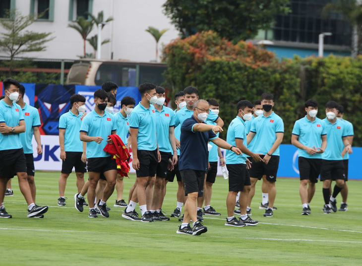 Tuyển Việt Nam tham quan sân thi đấu chính AFF Cup 2020 - Ảnh 2.