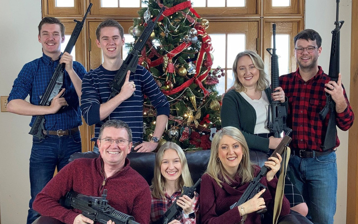 Nghị sĩ Mỹ khoe ảnh cả nhà mừng Giáng sinh với 7 khẩu súng