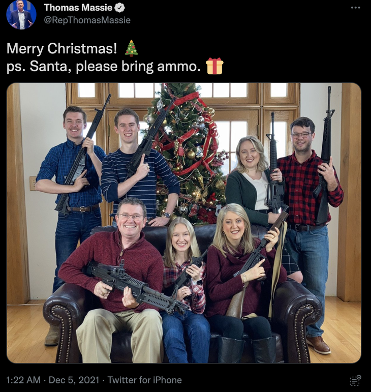 Nghị sĩ Mỹ khoe ảnh cả nhà mừng Giáng sinh với 7 khẩu súng - Ảnh 1.