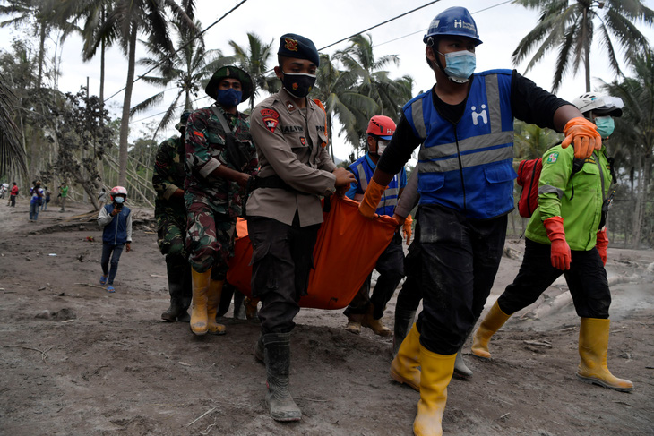 Tạm dừng cứu hộ nạn nhân núi lửa ở Indonesia - Ảnh 1.