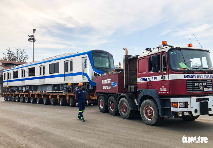 Bốc dỡ tàu metro số 1 lên xe siêu trường, siêu trọng - Ảnh 6.