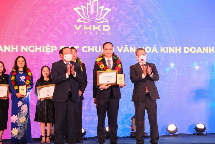 Vietcombank lọt top 10 doanh nghiệp đầu tiên đạt chuẩn văn hóa kinh doanh - Ảnh 1.