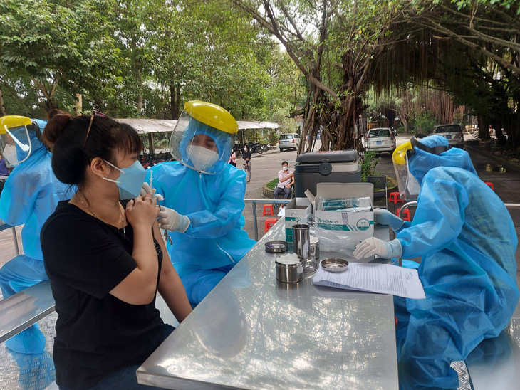 Vĩnh Long triển khai tiêm vắc xin mũi 3 cho người dân trong tháng 12 - Ảnh 1.