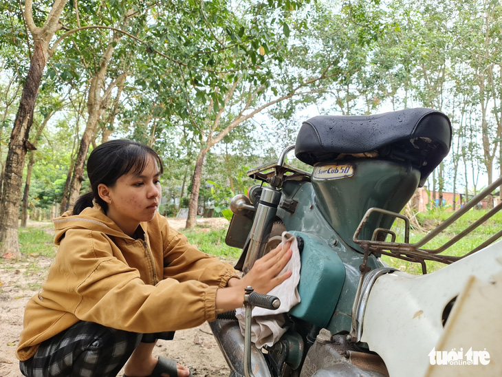 Ngày học xen ngày mót củi của cô gái nhỏ - Ảnh 4.