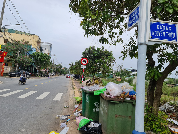 Một hộ dân chặn đường, rác ùn ứ khắp TP Quảng Ngãi - Ảnh 2.