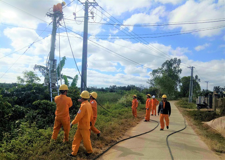 Điện về buôn nghèo - Ảnh 1.