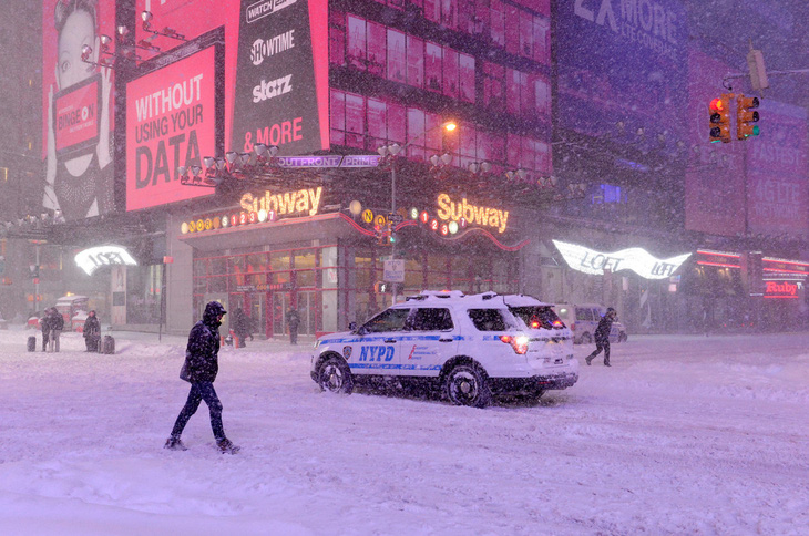 Bão tuyết lớn hoành hành ở Mỹ, New York ban bố tình trạng khẩn cấp - Ảnh 1.