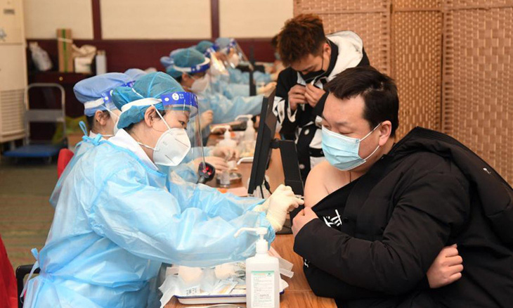 Trung Quốc bắt 80 người bán vắc xin COVID-19 giả - Ảnh 1.