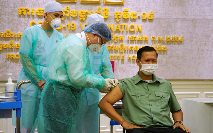 Con trai ông Hun Sen là người đầu tiên tiêm vắc xin từ Trung Quốc