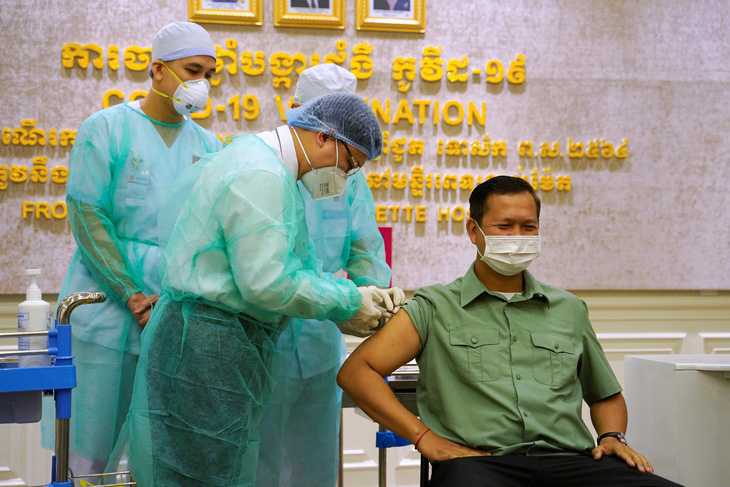 Con trai ông Hun Sen là người đầu tiên tiêm vắc xin từ Trung Quốc - Ảnh 1.